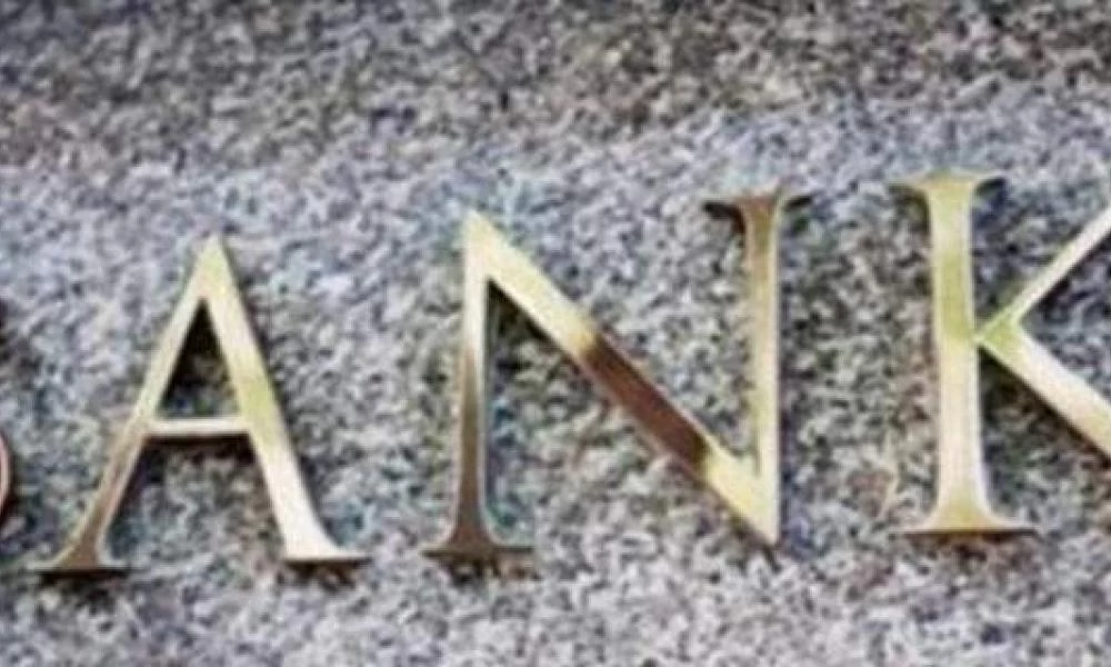 Καθηγητής του Πανεπιστημίου Πειραιώς: «Ο κορωνοϊός φέρνει κρατικοποίηση των τραπεζών»